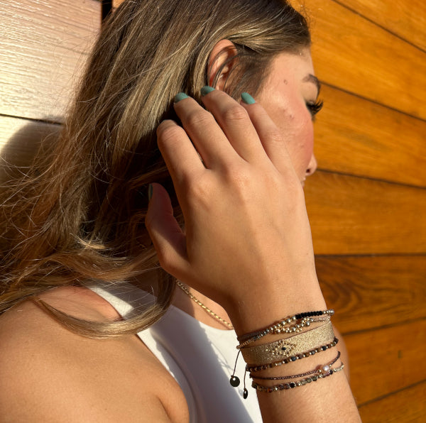 Pulsera Golden  Tejida a Mano con 160 Hilos  Piedra de Espinel  y Detalles Dorados