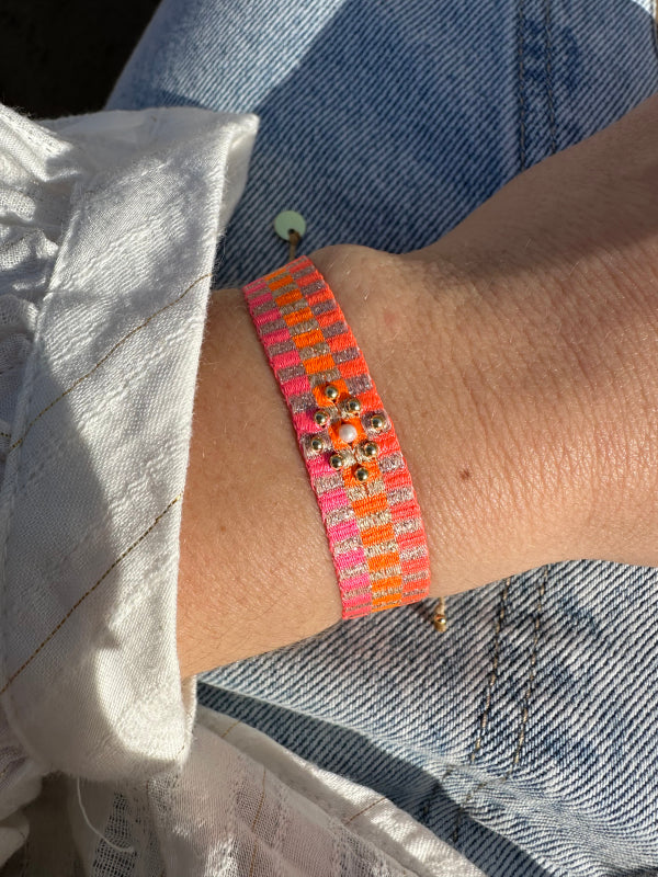 Dulce Pulsera Hecha a Mano en Tonos Neón y Dorado