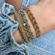Pulsera hecha a mano con fénix dorado y terracota