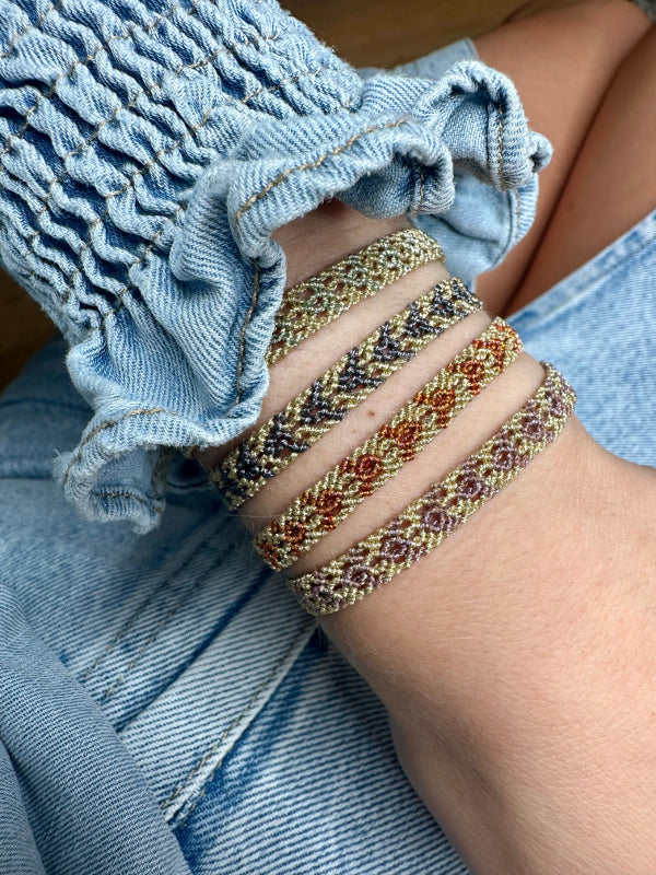 Pulsera hecha a mano con fénix dorado y terracota