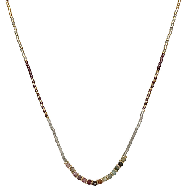 Collar de Piedras Semipreciosas de Zafiro Tundra con Detalles Dorados