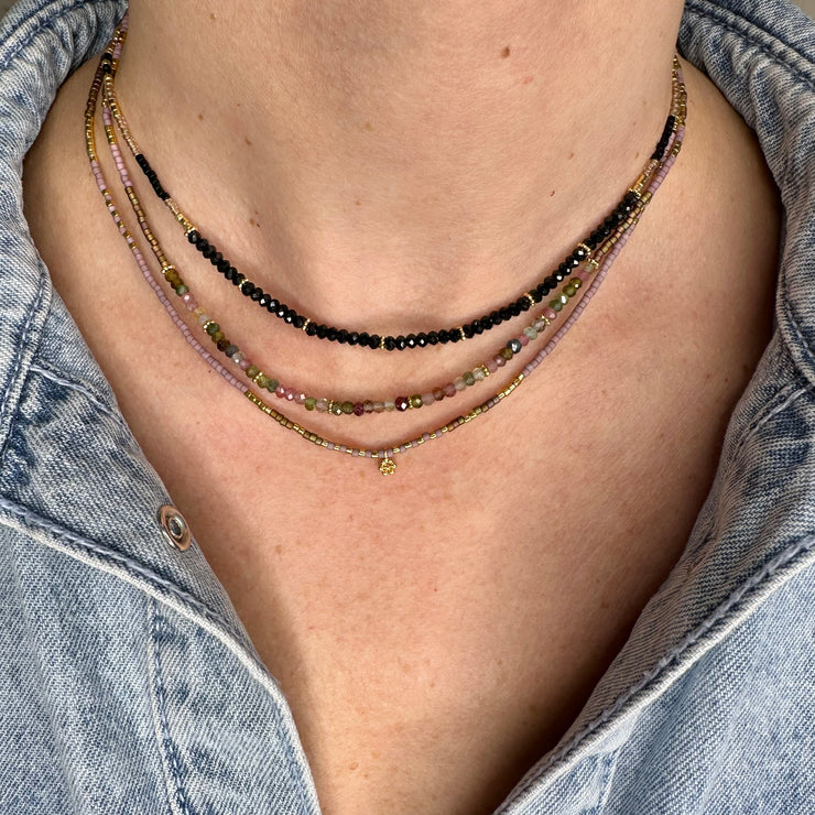 Collar de Piedra Semipreciosa de Espinel con Detalles en Oro