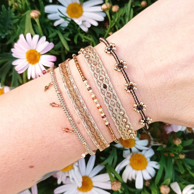 Majestuosa Pulsera Tejida a Mano en Tonos Neutros con Piedras Semipreciosas y Cuentas de Oro