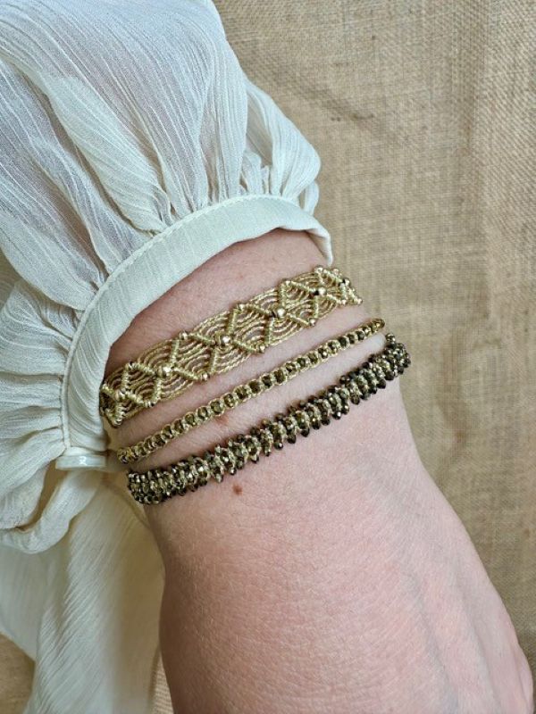 Pulsera Artesanal Iluminada por Estrellas con Piedras de Hematita en Tonos Dorados