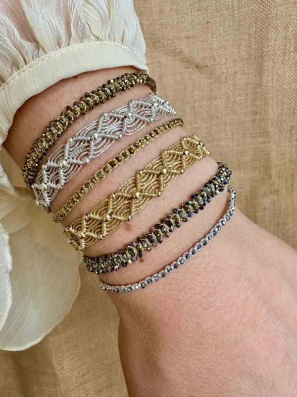 Pulsera Artesanal Iluminada por Estrellas con Piedras de Hematita en Tonos Dorados