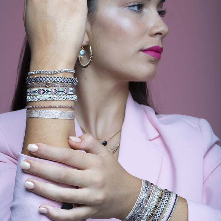 Pulsera Hana Hecha A Mano En Tonos Rosados y Detalles En Plata