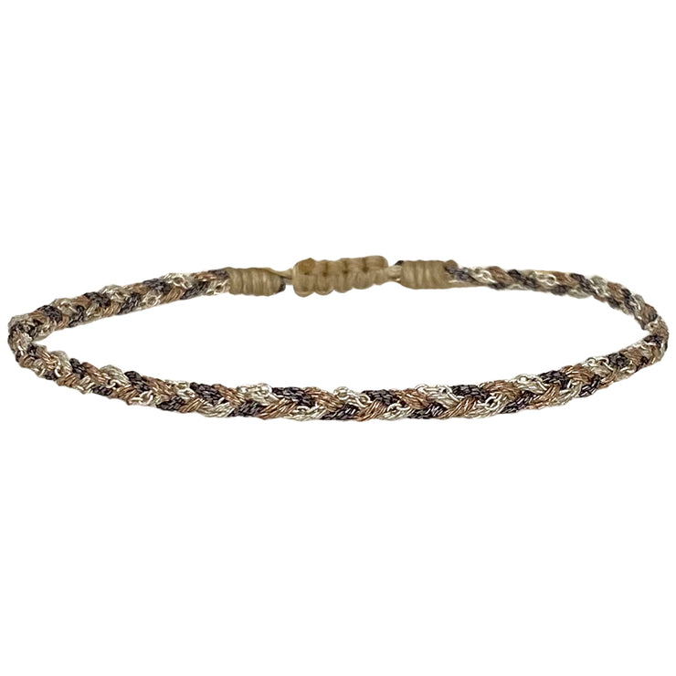 Esta pulsera está hecha a mano de forma artesanal entrelazando hilos de poliester con una cadena de plata 925, es ideal para llevar sola o combinándola con todo tipo de pulseras. Es el complemento ideal para un look elegante de estilo boho.  Detalles:      Hilos de poliester     Cadena de plata 925      Hecho a mano      Cierre ajustable, que se adapta a cualquier tipo de muñeca.      Anchura 4 mm     Se puede mojar   