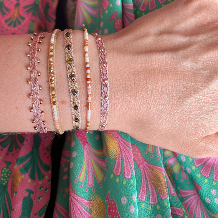 Pulsera Hecha a Mano en Tonos Rosados Con Detalles En Oro Rosado