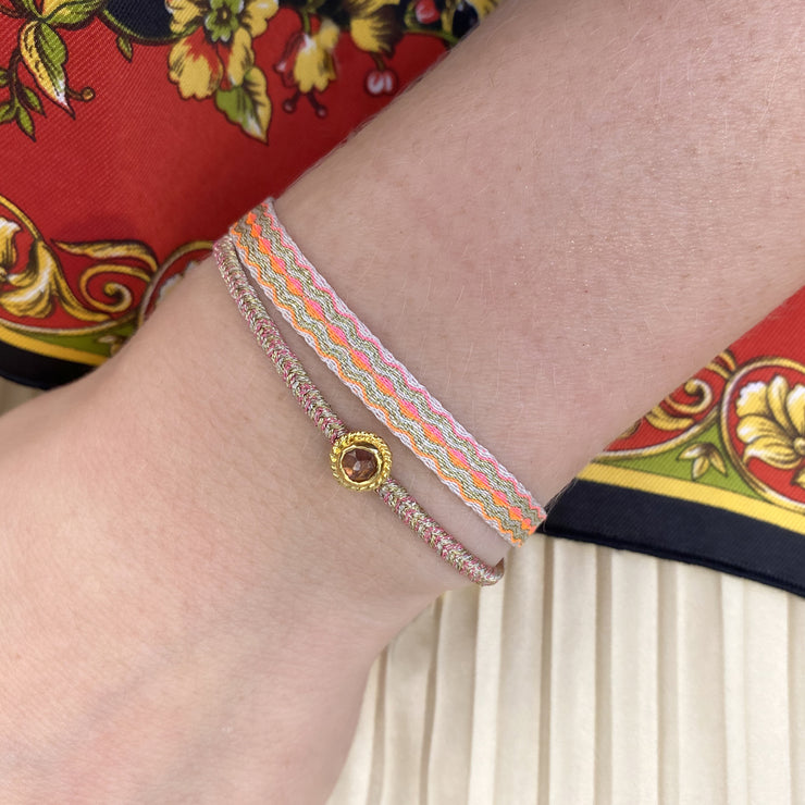 Pulsera Hecha a Mano en Tonos Rosa Neón y Dorado