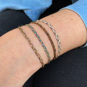 Esta pulsera está hecha a mano de forma artesanal entrelazando hilos de poliester con una cadena de plata 925, es ideal para llevar sola o combinándola con todo tipo de pulseras. Es el complemento ideal para un look elegante de estilo boho.  Detalles:      Hilos de poliester     Cadena de plata 925      Hecho a mano      Cierre ajustable, que se adapta a cualquier tipo de muñeca.      Anchura 4 mm     Se puede mojar   