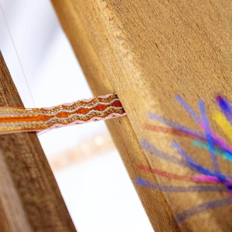 Pulsera Hecha a Mano en Tonos Rosa Neón y Dorado